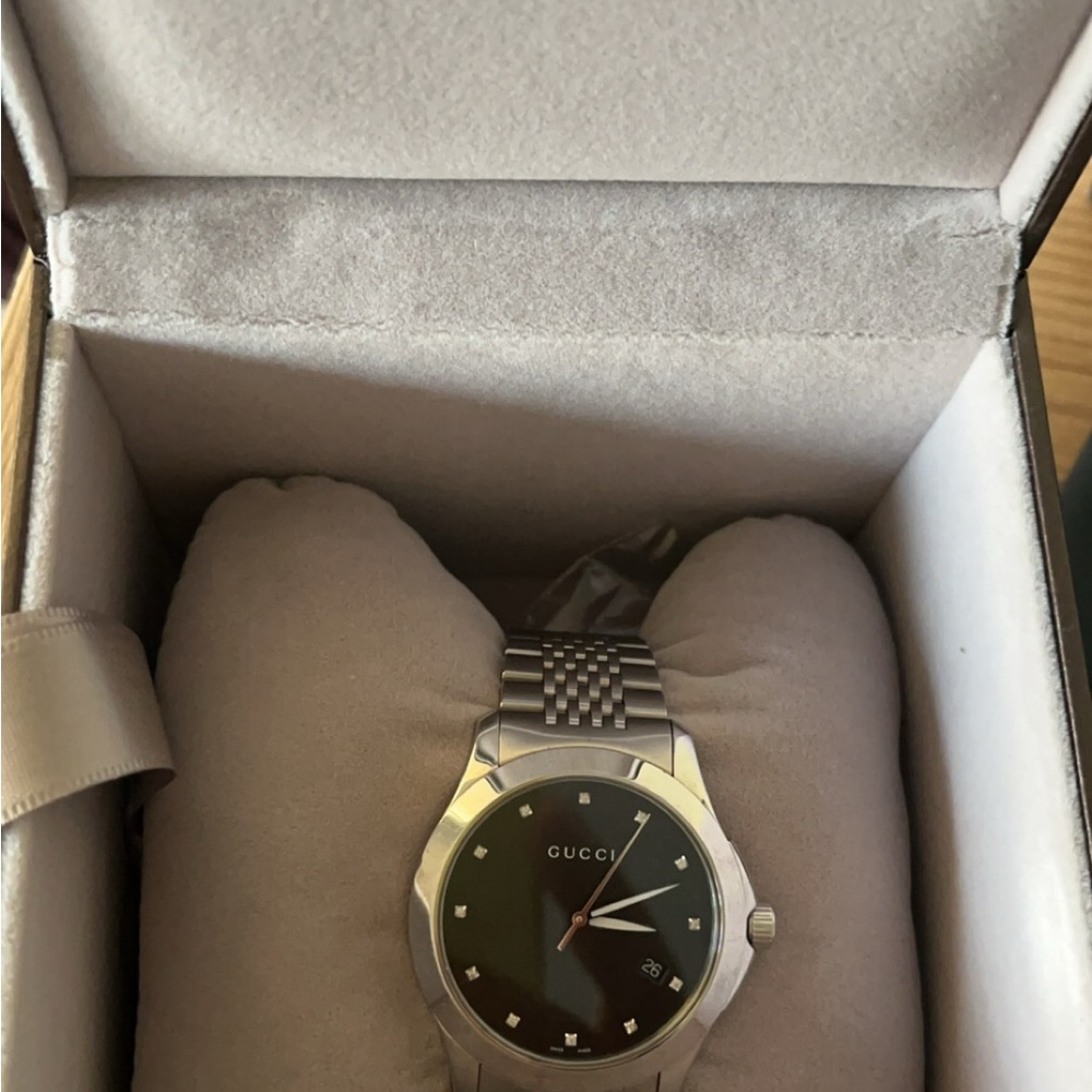 Salling my silver Gucci watch,very nice watch as you can see on the pictures